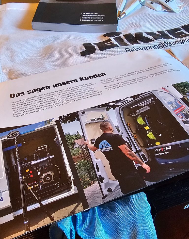 Benjamin O. Giese von Fensterreinigung-professionell.de neben seinem Firmenwagen und Reinigungsgeräten im Jeikner-Katalog