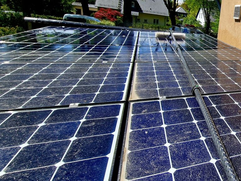  Professionelle Reinigung einer Solaranlage mit Spezialbürste zur Maximierung der Effizienz