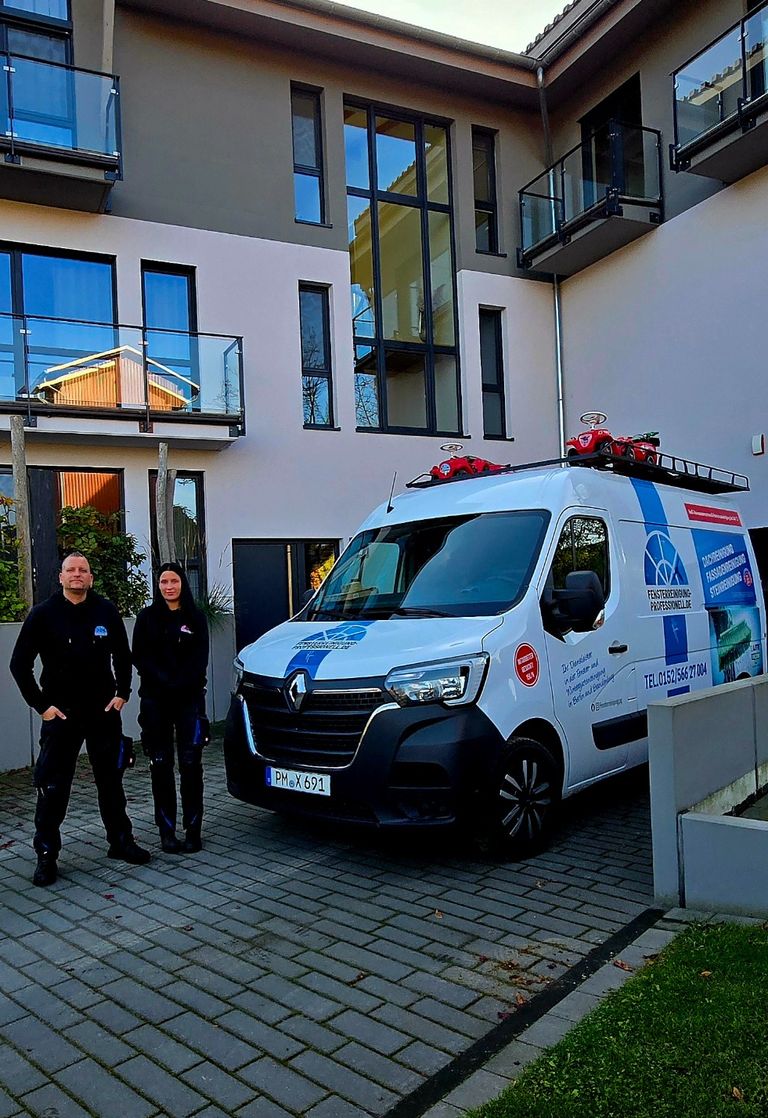 Team vor Auto stehend 