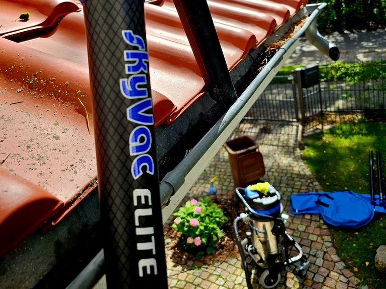 "Professionelle Dachrinnenreinigung mit dem SkyVac Elite-System