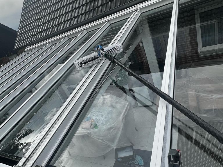 Glasdachreinigung mit einer professionellen Rotationsbürste an einem Wintergarten in Kleinmachnow 