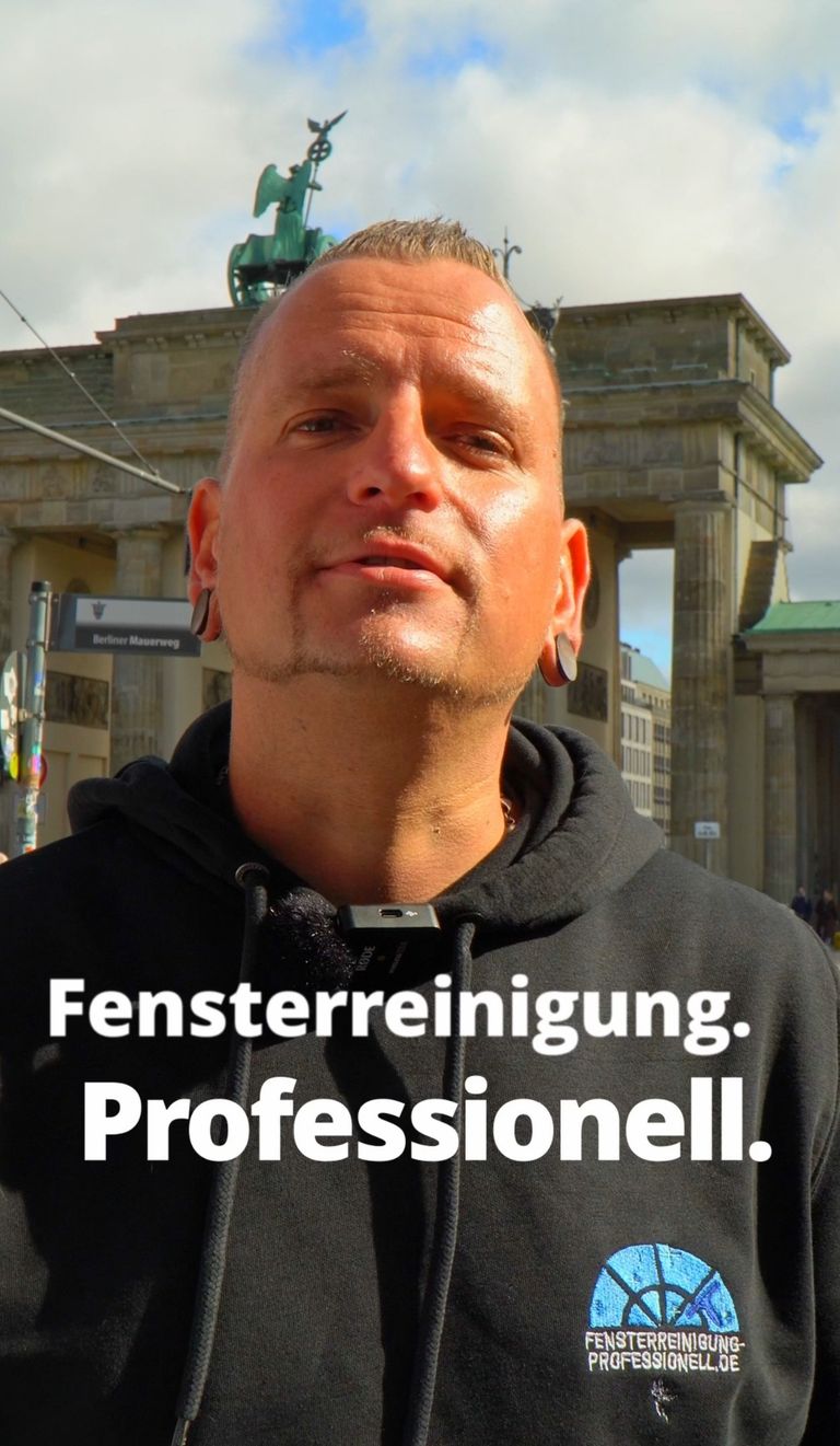 Benjamin O. Giese von Fensterreinigung-professionell.de vor dem Brandenburger Tor in Berlin