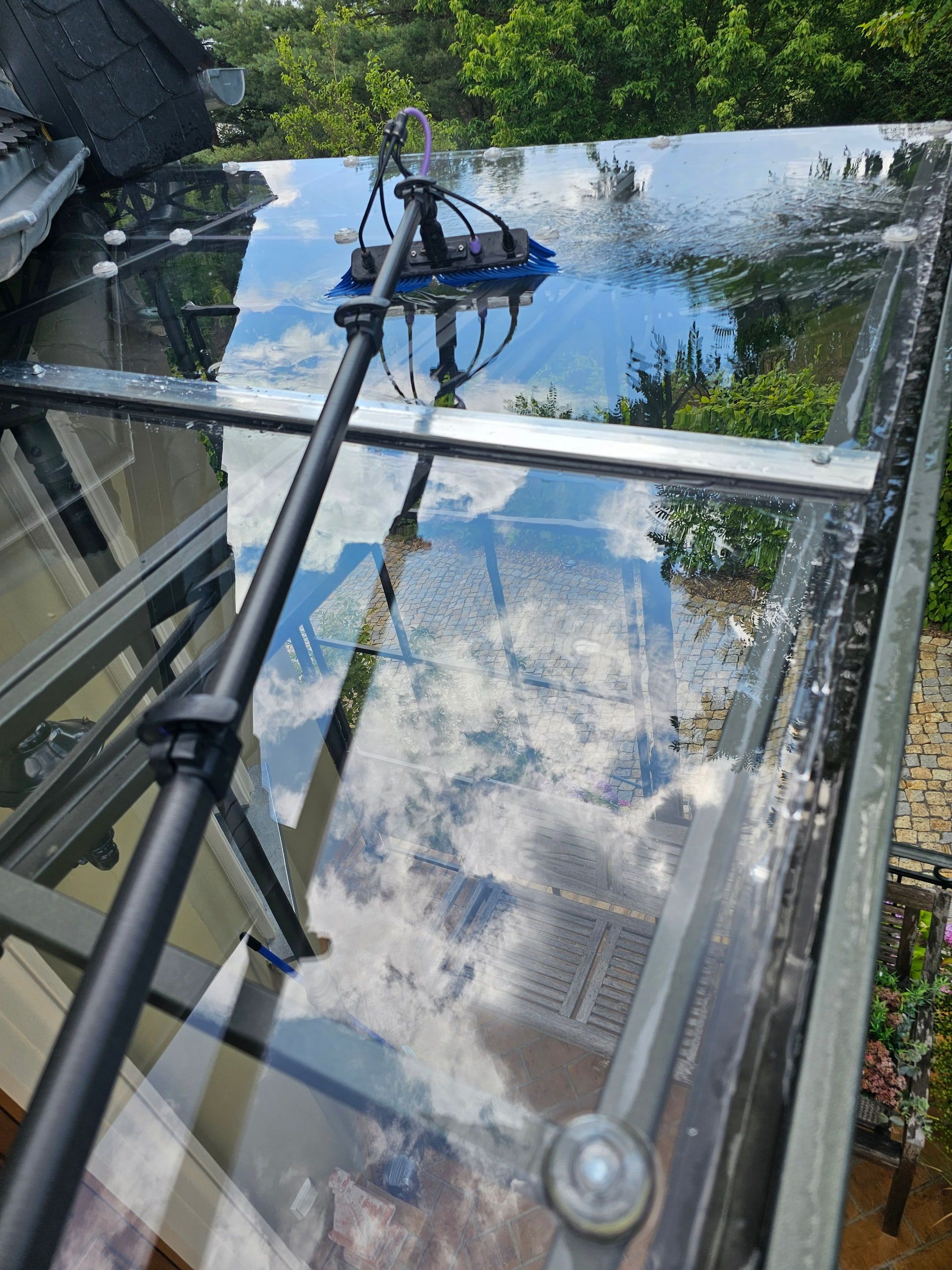 Blick von unten durch das frisch gereinigte Glasdach eines Wintergartens