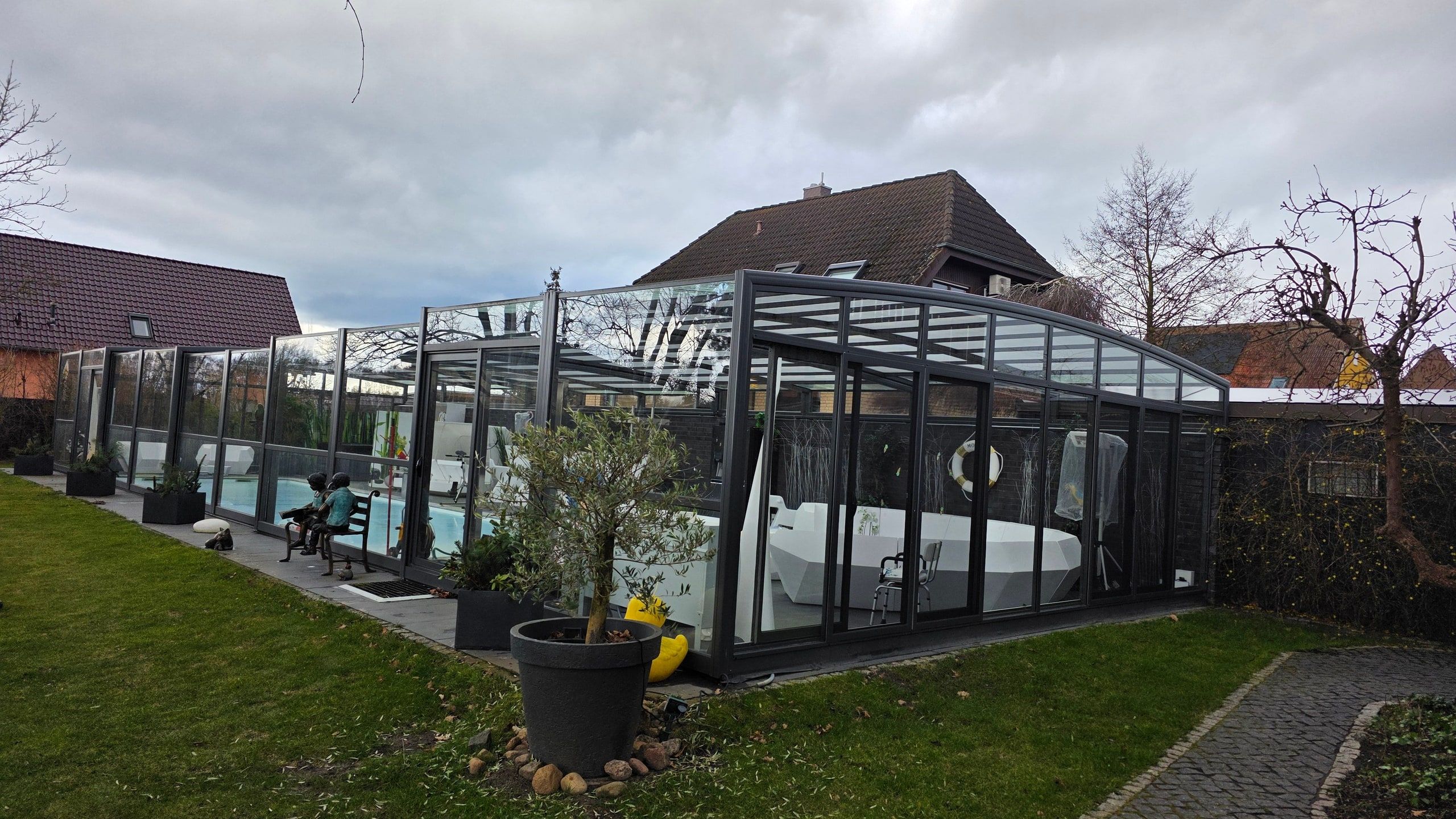 Freistehende verglaste Poolüberdachung mit gereinigtem Glasdach