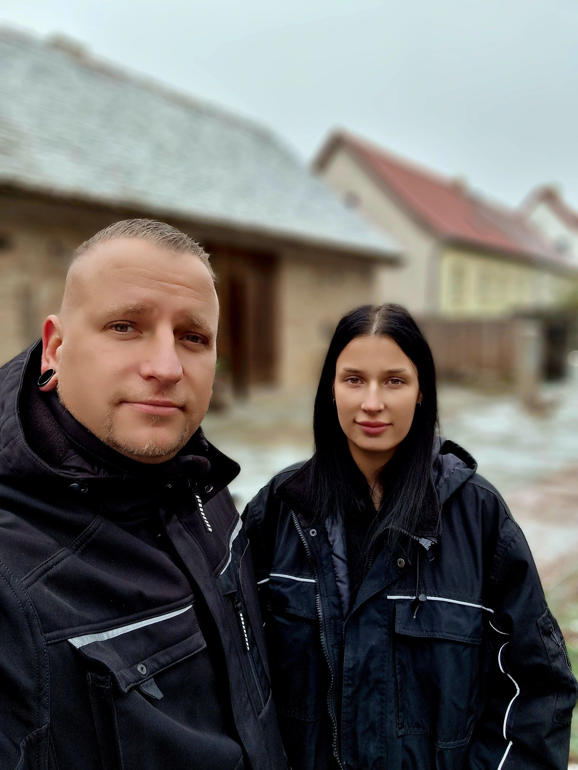 Benjamin O. Giese und Annabell in Arbeitskleidung vor einem Kundenobjekt