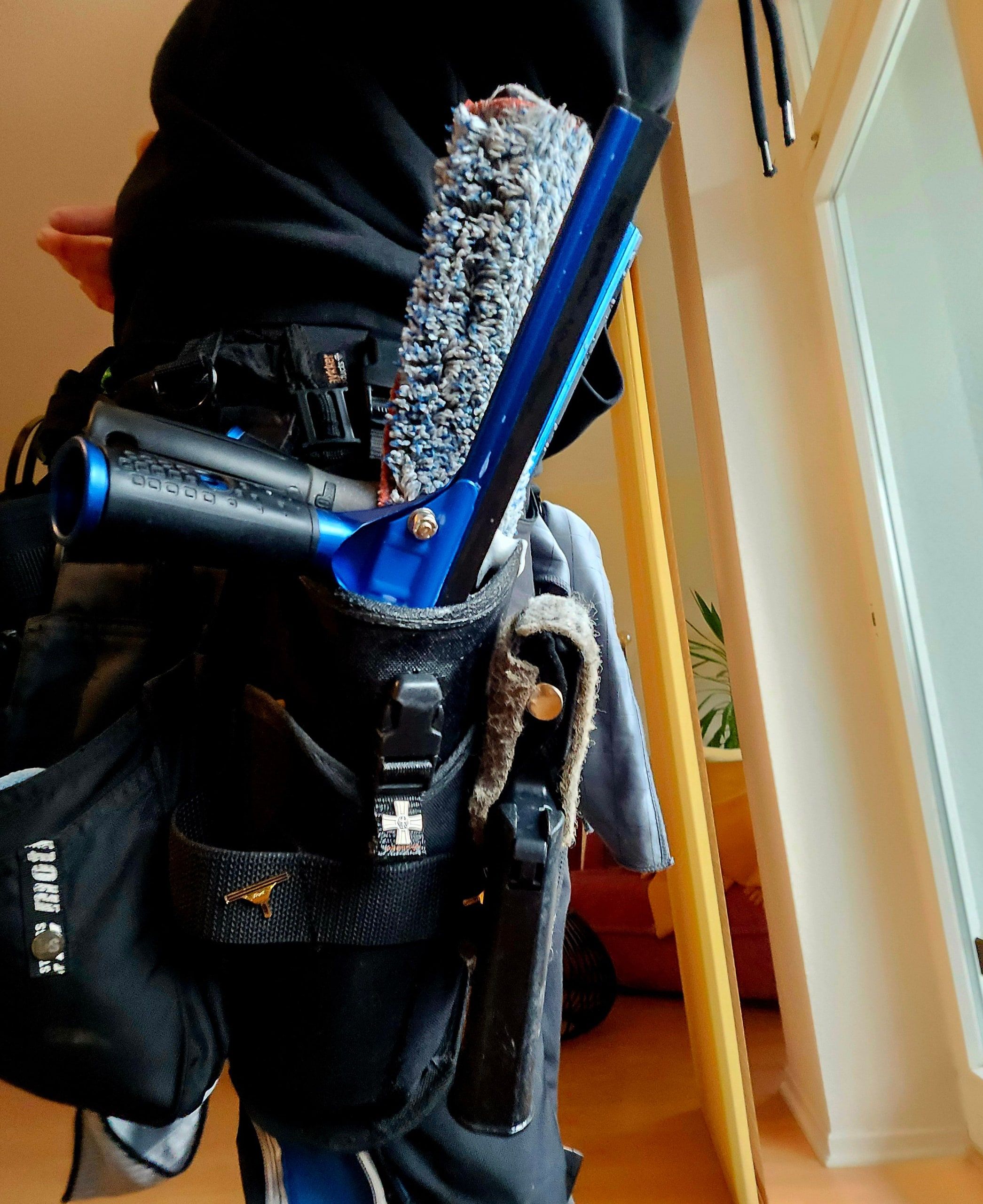 Technikmodul mit Reinwassertank, Schlauchtrommel und Kanistern im Fahrzeugeinbau