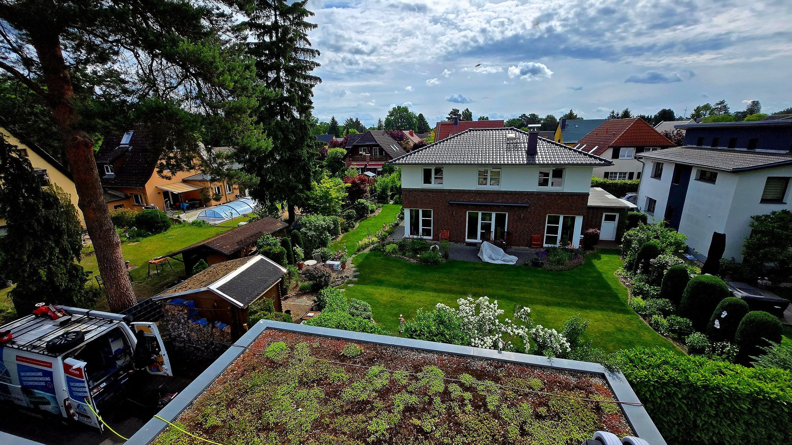 Blick von oben über einen begrünten Wohngarten mit Einfamilienhaus in Potsdam