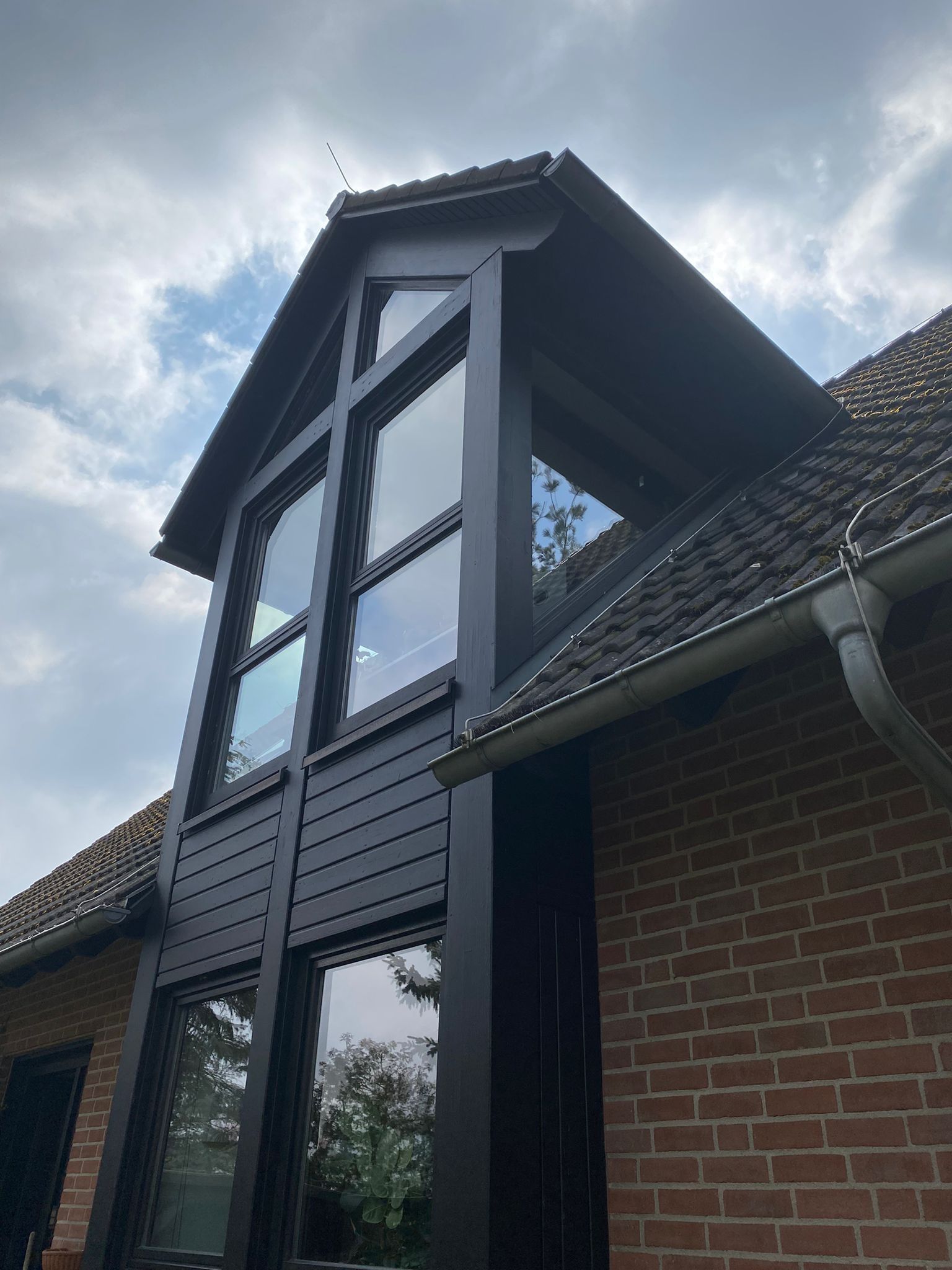 Gereinigter Glaserker an einem Klinkerhaus in Kleinmachnow