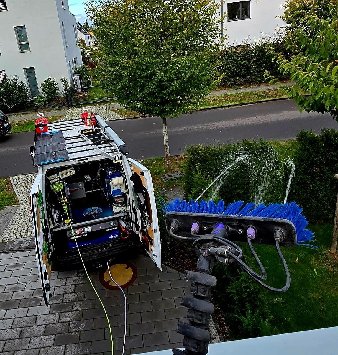 Blick von oben auf das geöffnete Einsatzfahrzeug mit Reinwasseranlage und wasserführender Bürste