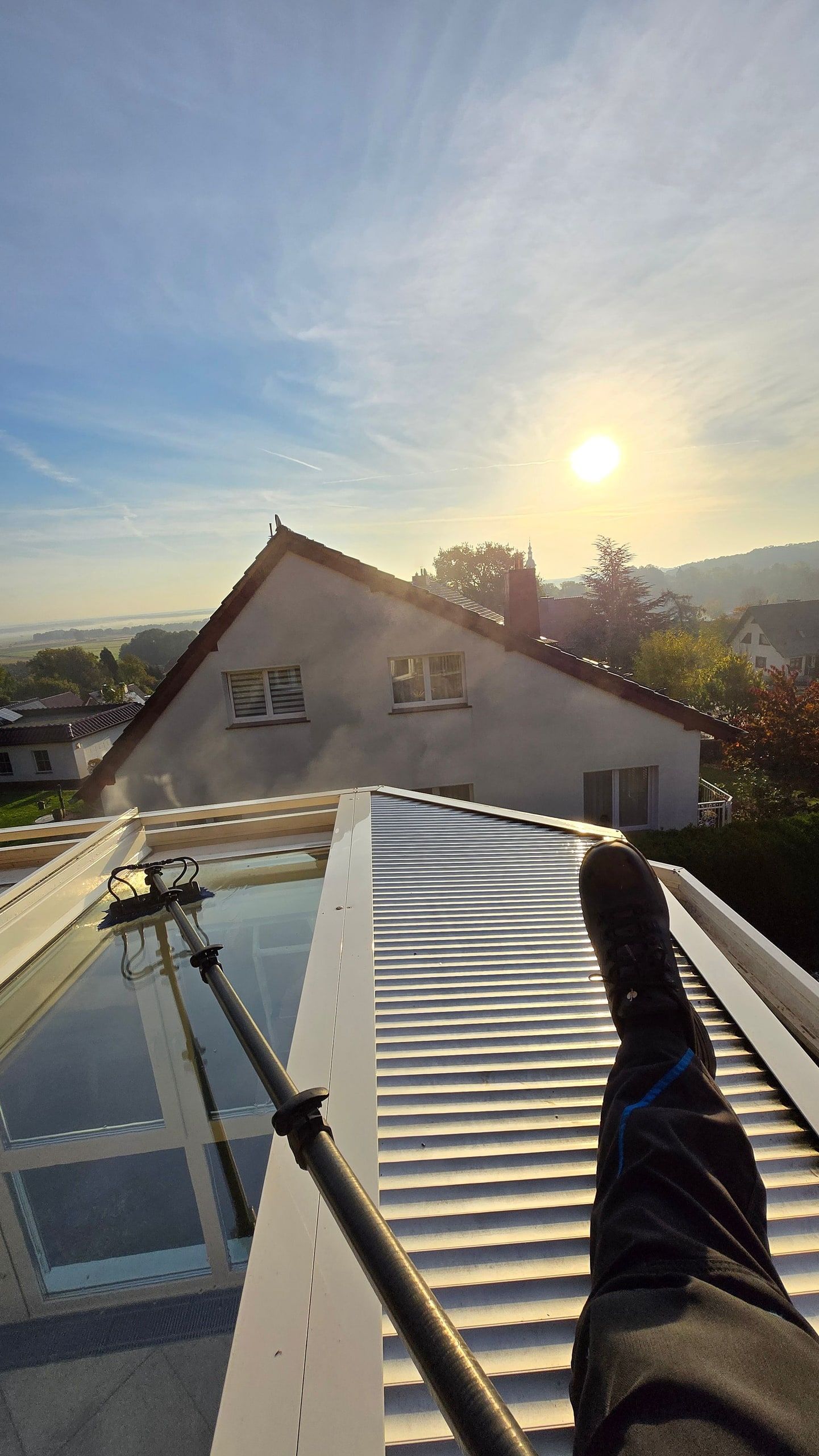 Blick über ein frisch gereinigtes Glasdach in die Morgensonne