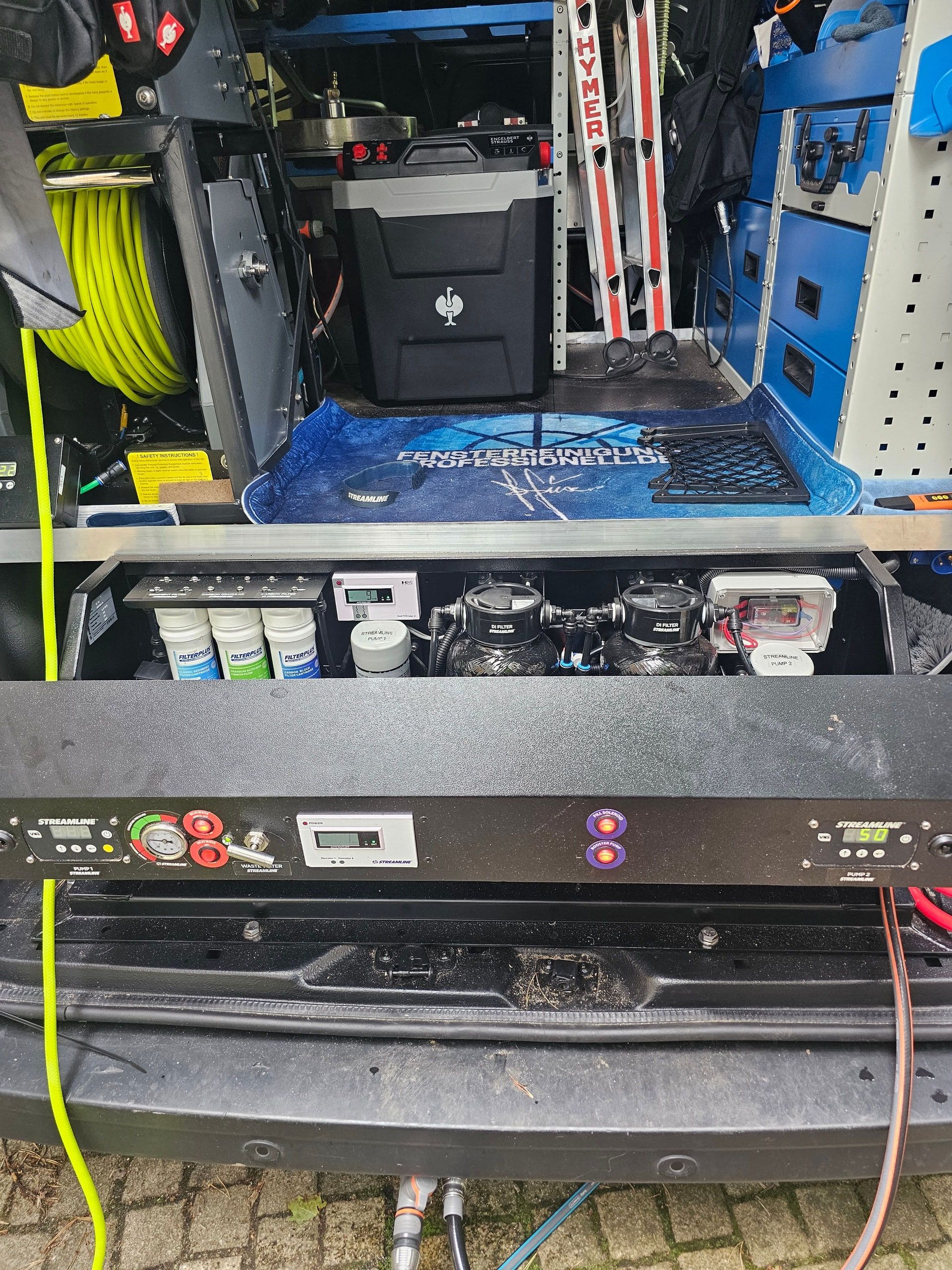 Detail des Fahrzeugausbaus mit Reinwasseranlage, Filterstufen und Bedienpanel