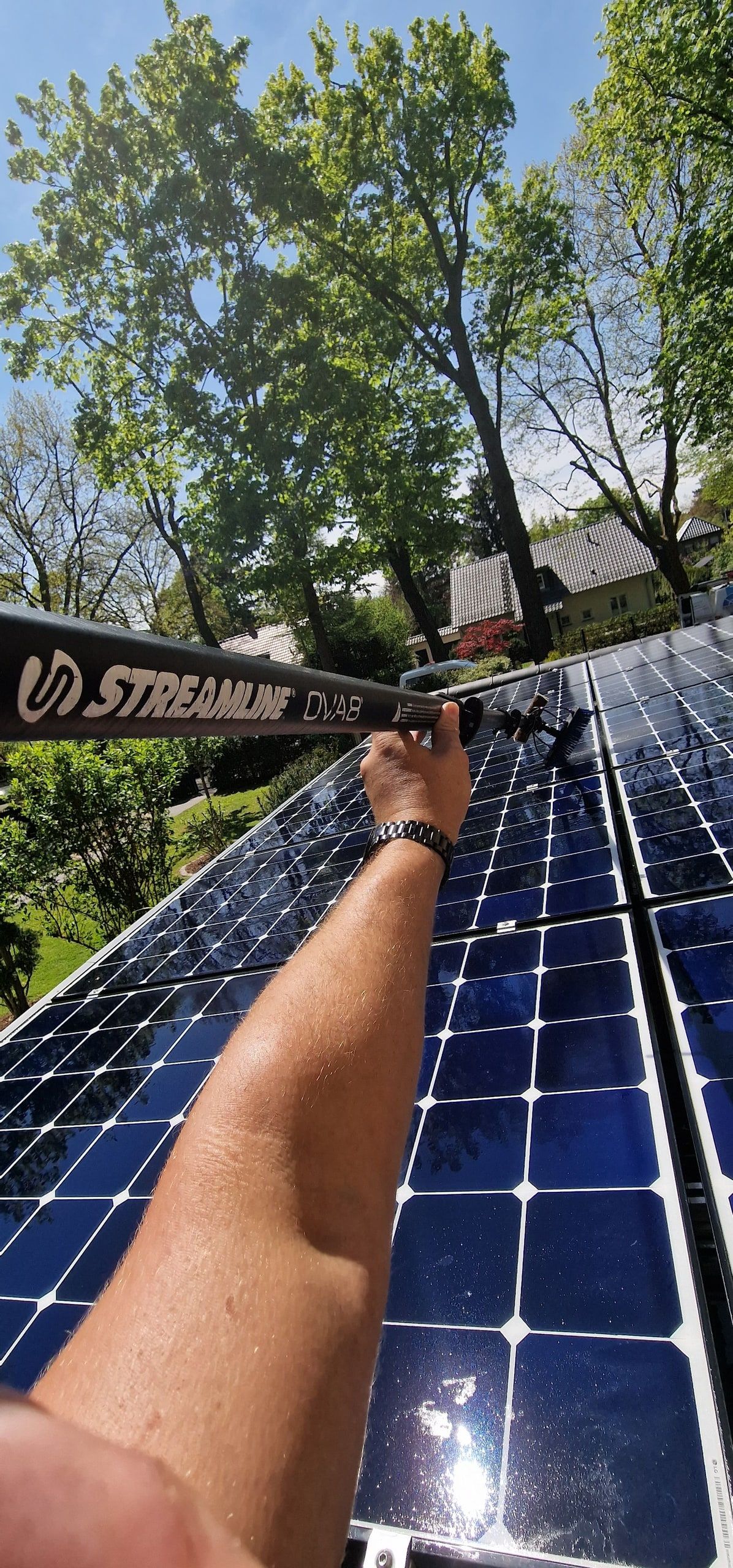 Reinigung eines Solarmoduls mit der Reinwasserbürste an der Teleskopstange