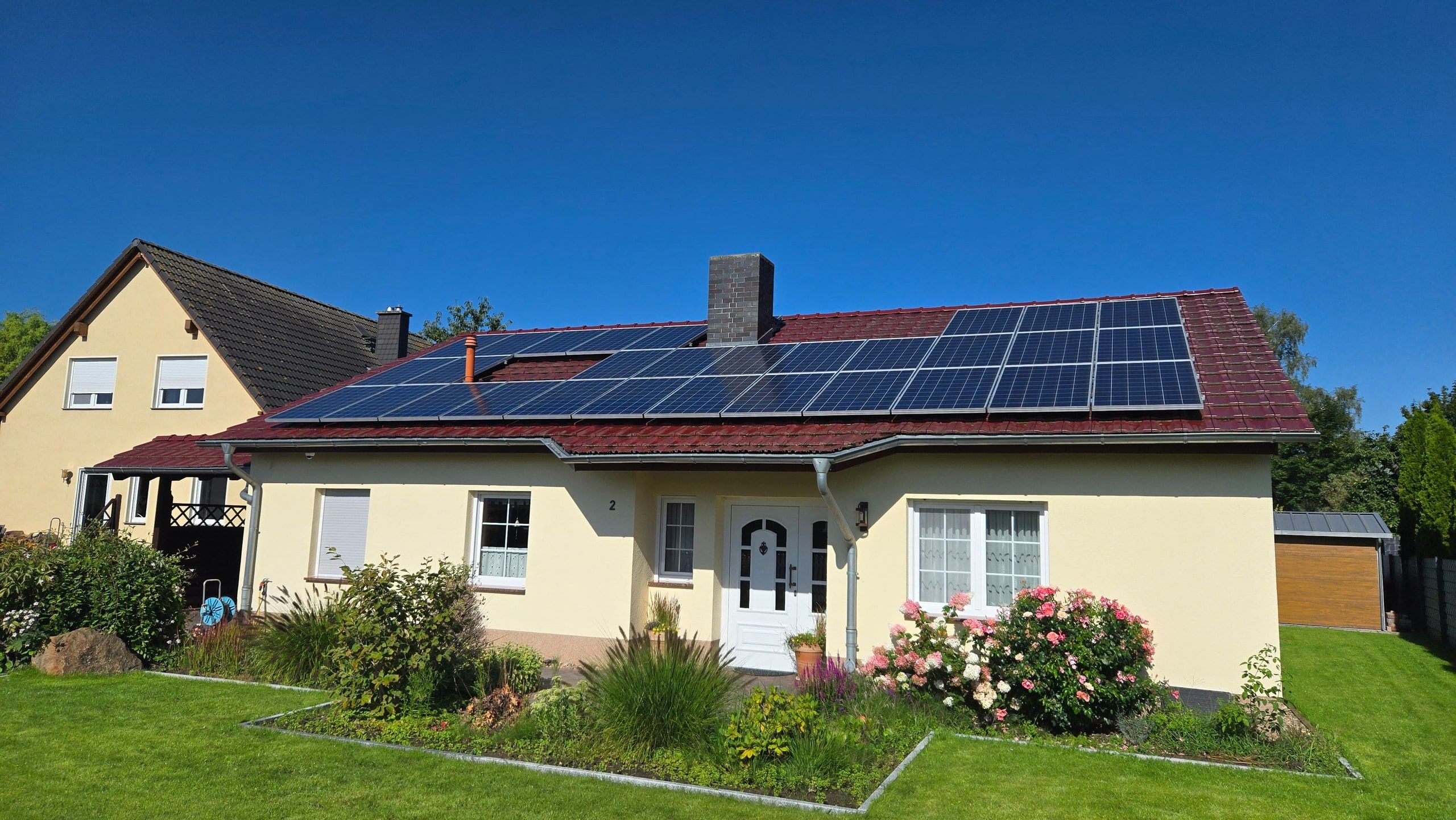 Wohnbungalow mit vollflächiger Photovoltaikanlage und gepflegtem Vorgarten