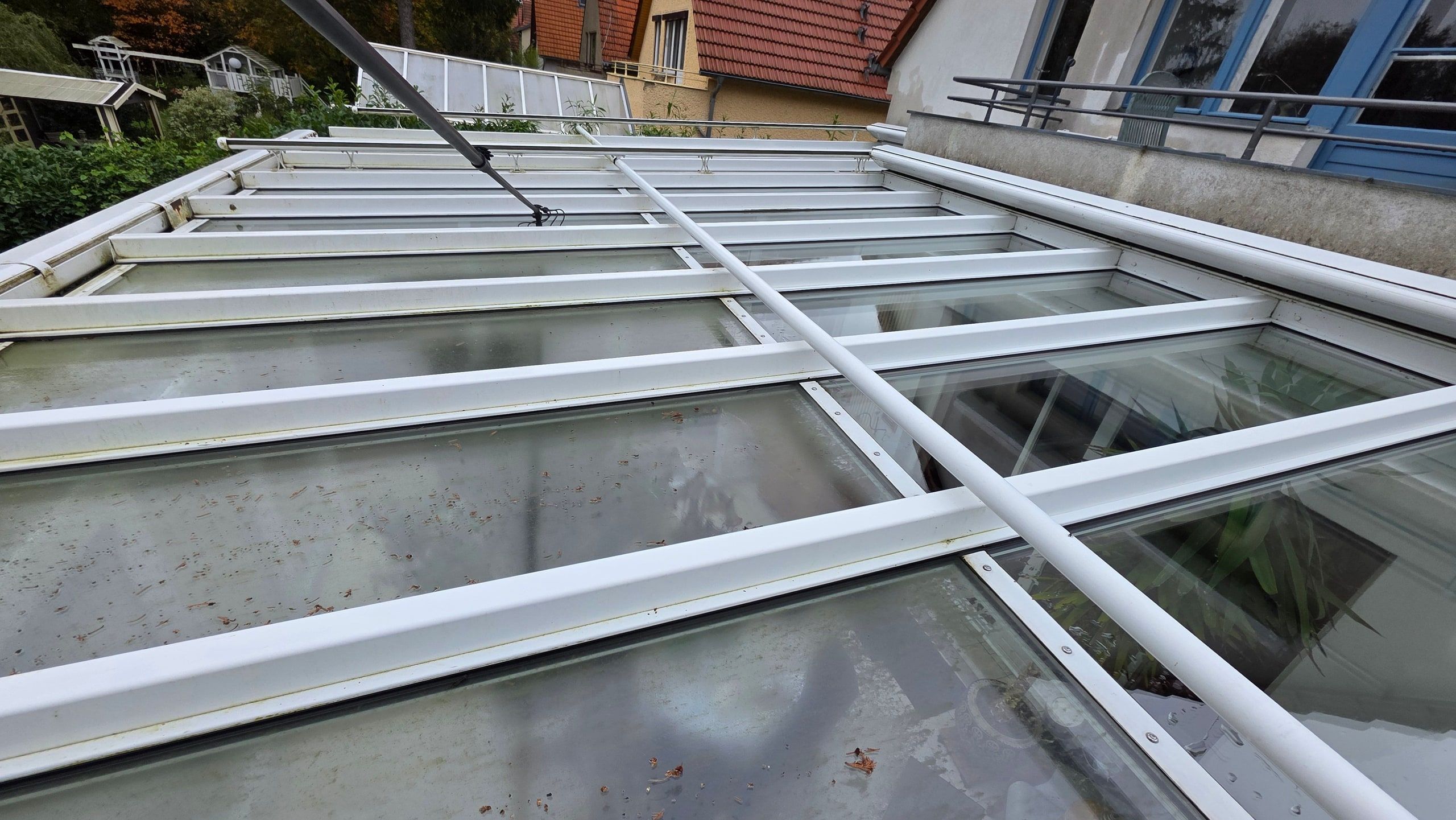 Aufsicht auf das frisch gereinigte weiße Glasdach eines Wintergartens