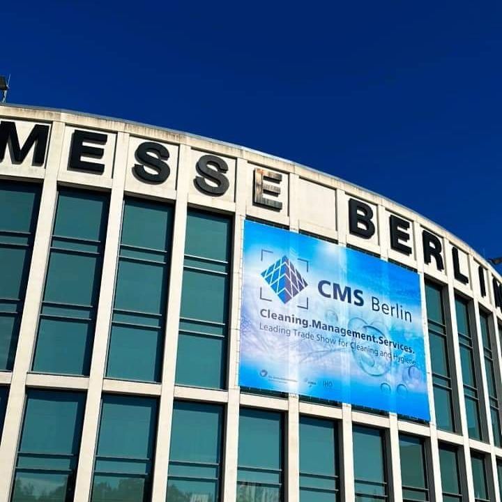 Eingang der Messe Berlin mit dem Banner der Reinigungsfachmesse CMS