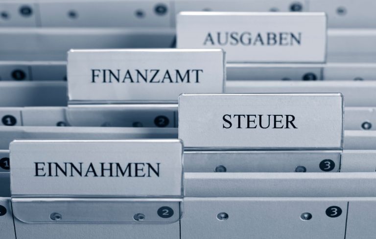 Beschriftete Ordnerregister der Buchhaltung vor der Digitalisierung