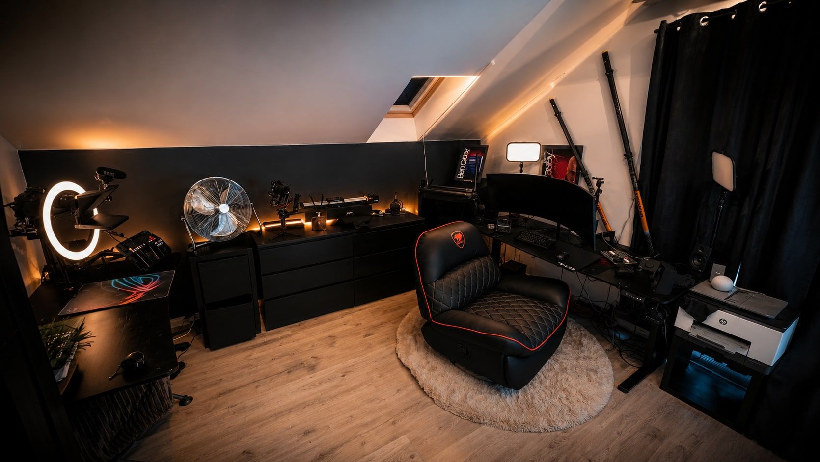 Eingerichtetes Studio mit Kamera, Licht und Schnittplatz für die Lehrmodule