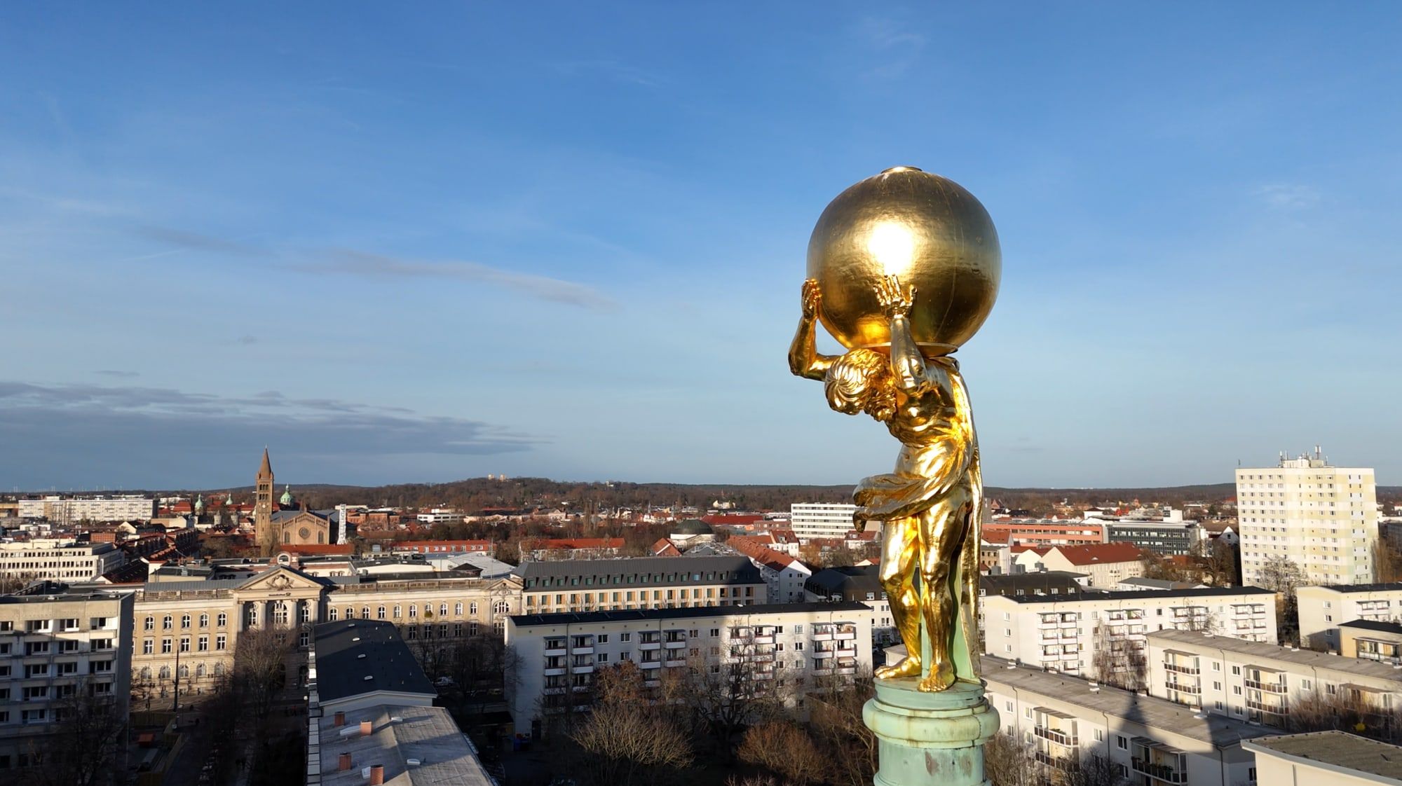 Luftaufnahme über Potsdam mit der vergoldeten Atlas-Figur und Blick über die Stadt