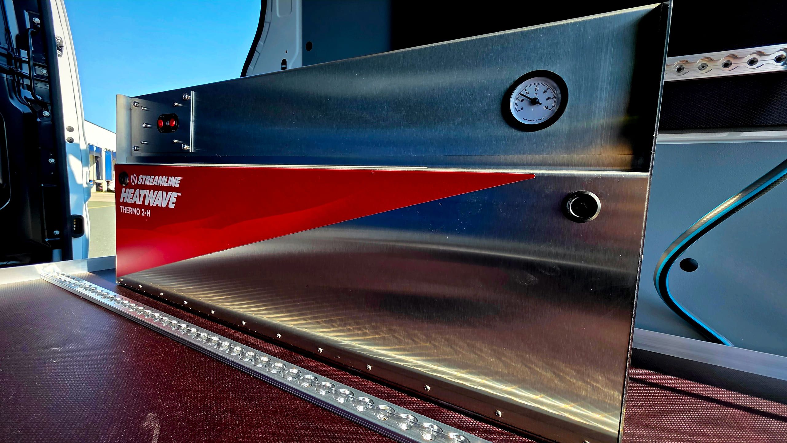 Streamline Heatwave Thermo 2-H im Laderaum: Edelstahlgehäuse mit rotem Schriftzug, Thermometer und Schaltern
