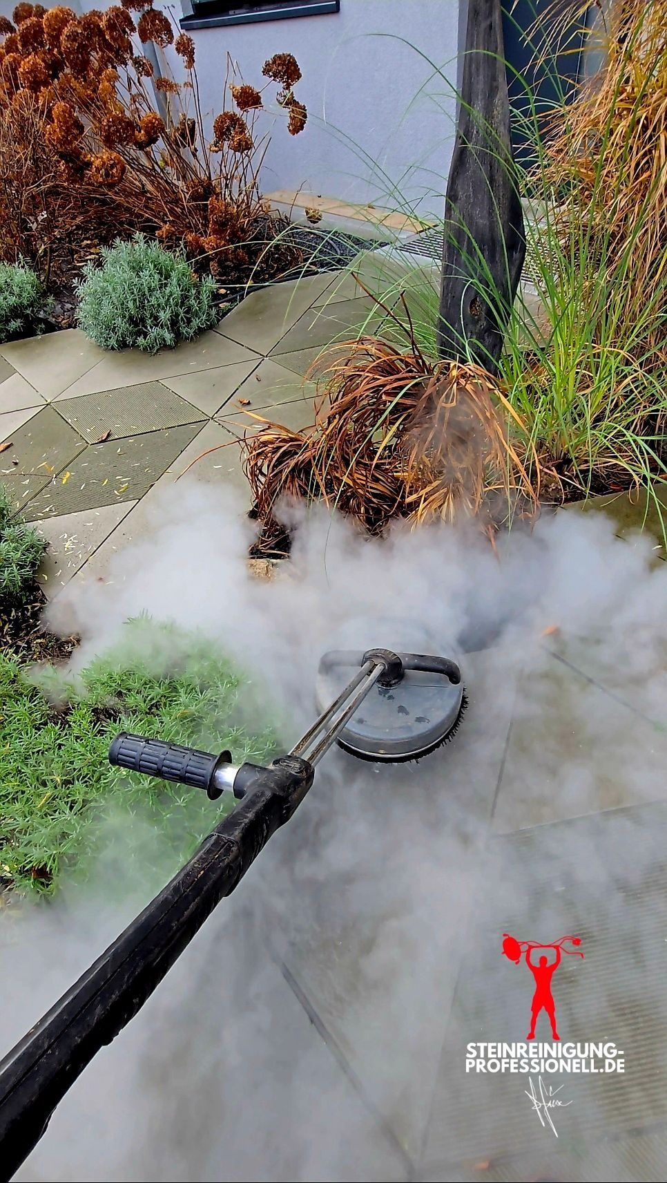 Dampfreinigung einer gepflasterten Terrassenfläche mit Rundbürstenkopf
